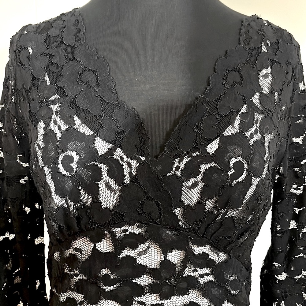 Black banana republic stretch lace top.Size medium. Put a white tank underneath